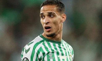 安东尼留守西甲受阻，高额转会费成为障碍，法布雷加斯抛出橄榄枝