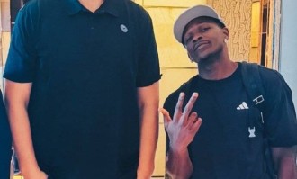 爱德华兹合影姚明 配文:我要隔扣他以此致敬