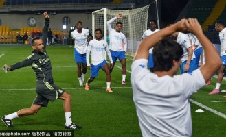 库尔图瓦300场里程碑：胜利与零封的背后，皇马球迷的支持不可或缺