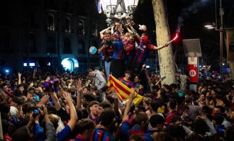 燃爆！巴萨女足欧冠决战夜，万名球迷“攻占”里斯本，只为那抹红蓝！