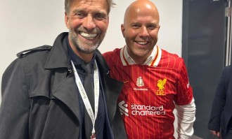 丝滑衔接！克洛普带利物浦8年半8冠，斯洛特接手&amp;quot;0&amp;quot;引援拿英超