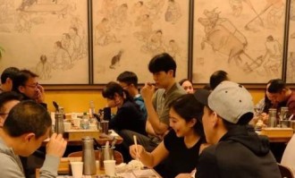 打湖人1分1板 杨瀚森赛后携女友在洛杉矶吃韩料